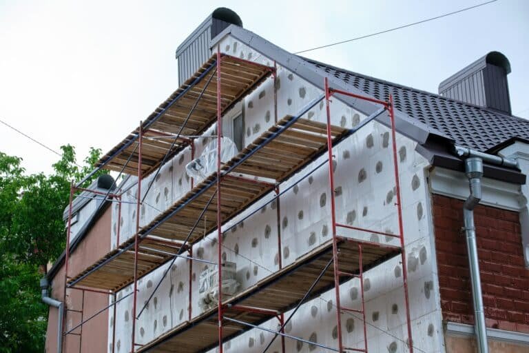 Façade du bâtiment en travaux de rénovation avec cadre d'échafaudage de construction.