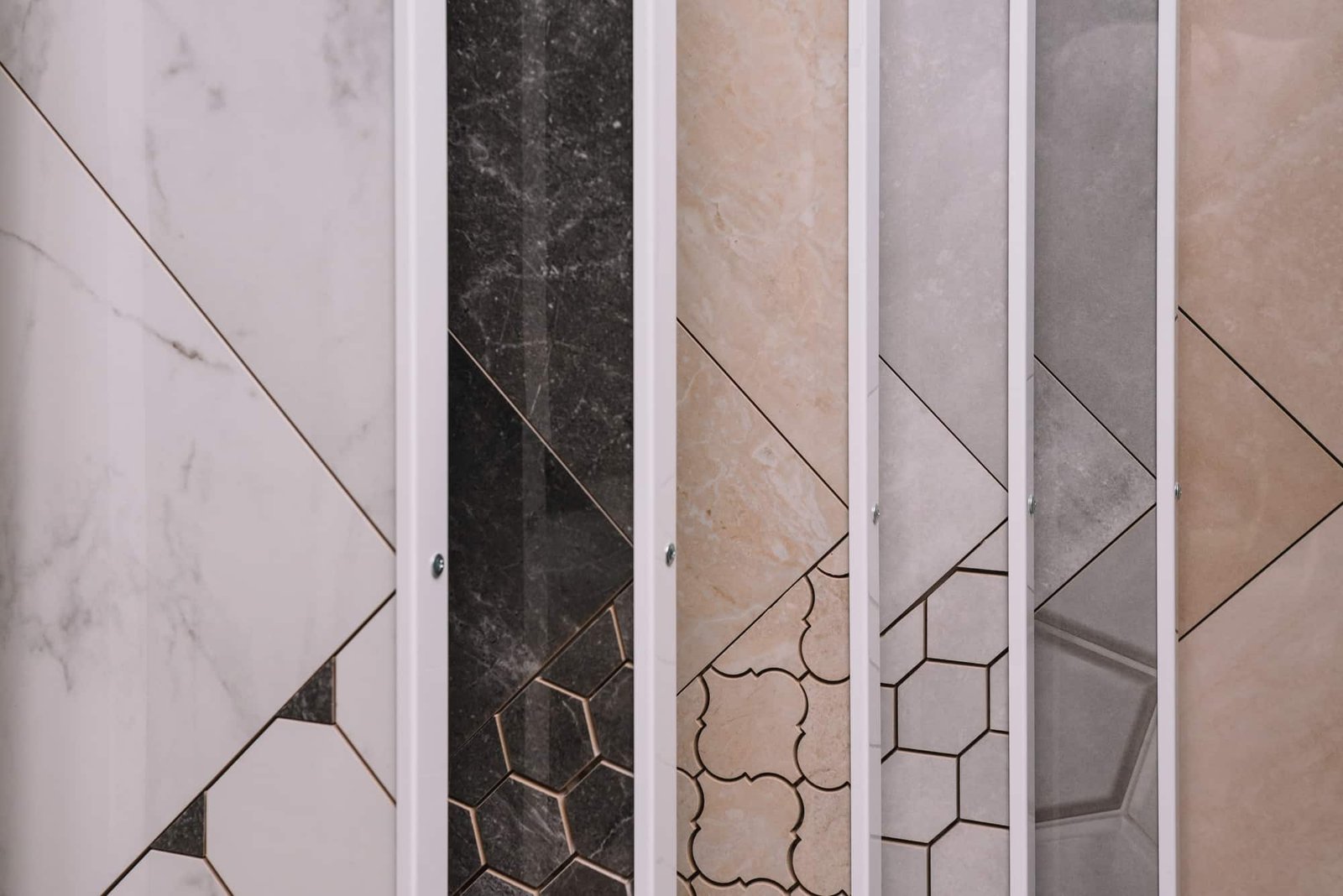 Carreaux de différentes couleurs. magasin de carreaux de céramique.