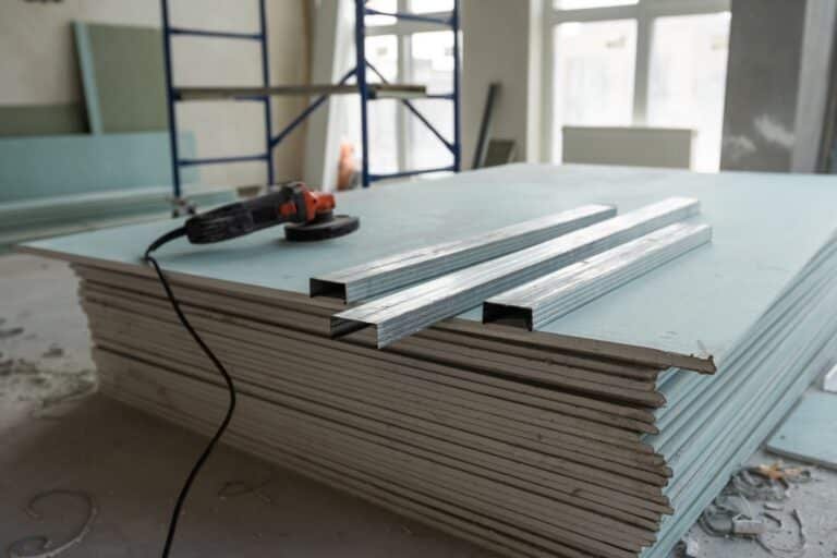 Processus de travail d'installation de cadres métalliques pour plaques de plâtre - cloisons sèches - pour la fabrication de murs en gypse
